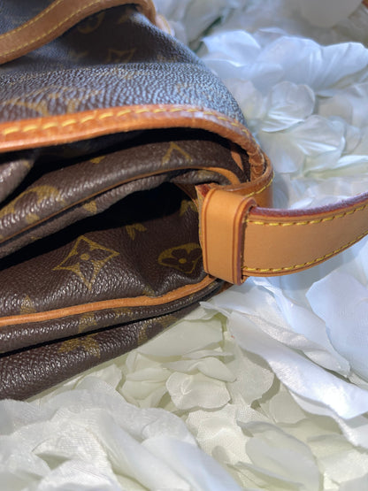 Louis Vuitton Saumur 35 Messenger Bag Vintage