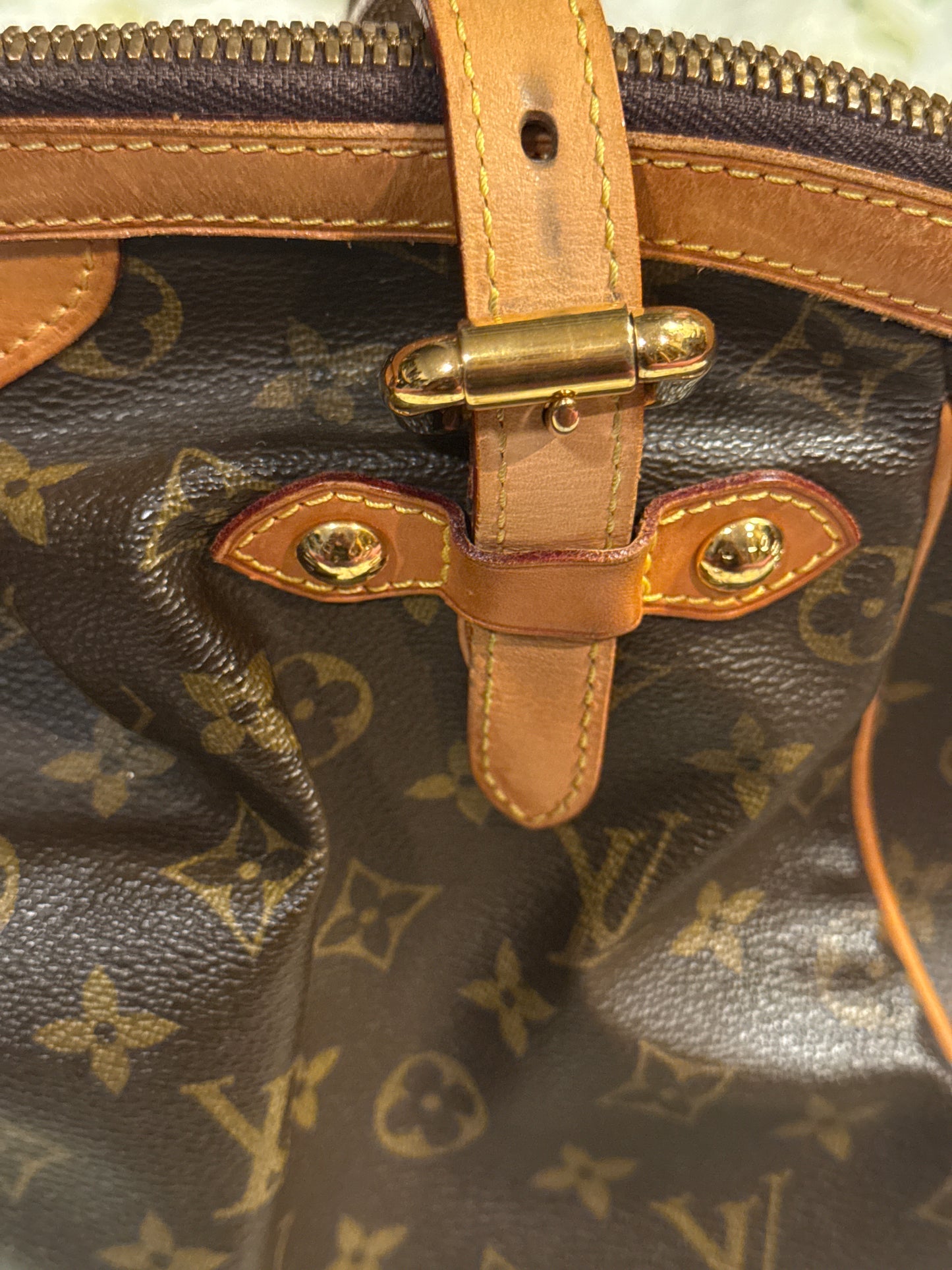 Louis Vuitton Tivoli GM Handbag